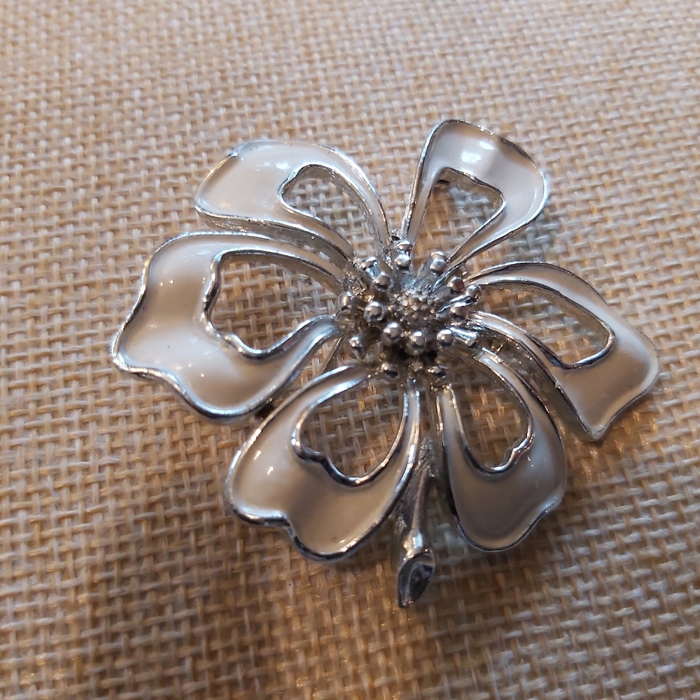 Vintage SC Enamel/metal brooch
